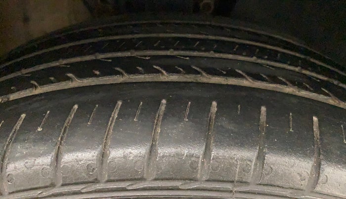 2017 Volkswagen Vento HIGHLINE PETROL AT, Petrol, Automatic, 64,808 km, Right Front Tyre Tread