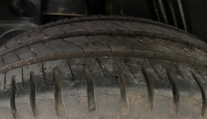 2013 Nissan Terrano XL D THP 110 PS, Diesel, Manual, 1,42,835 km, Right Rear Tyre Tread