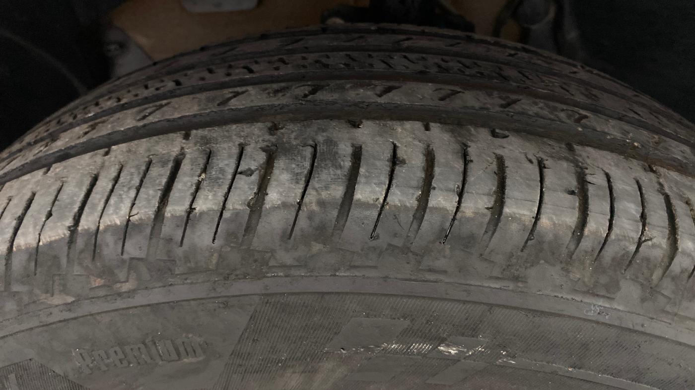 2013 Nissan Terrano XL D THP 110 PS, Diesel, Manual, 1,09,397 km, Left Front Tyre Tread