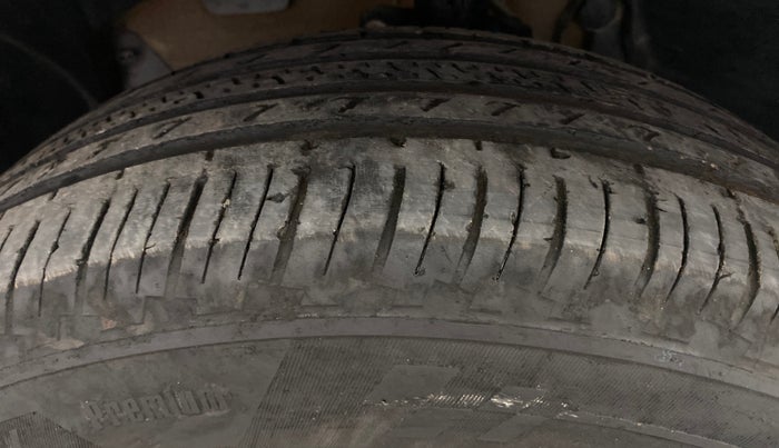 2013 Nissan Terrano XL D THP 110 PS, Diesel, Manual, 1,42,835 km, Left Front Tyre Tread