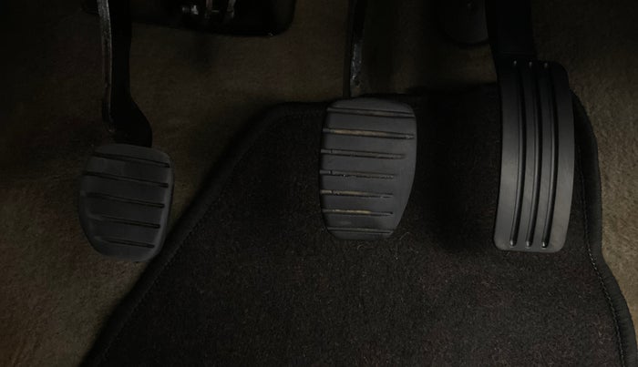 2013 Nissan Terrano XL D THP 110 PS, Diesel, Manual, 1,42,835 km, Pedals