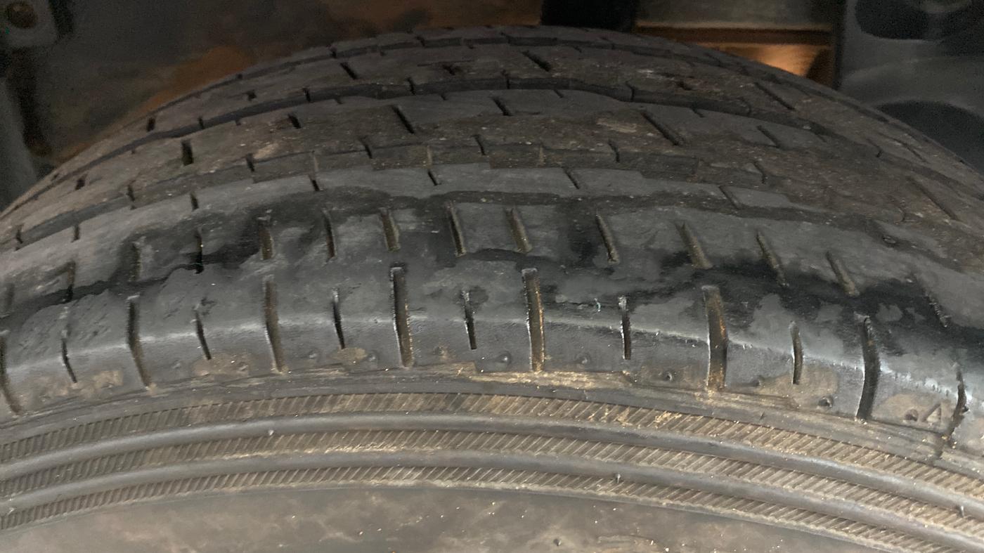 2013 Nissan Terrano XL D THP 110 PS, Diesel, Manual, 1,09,397 km, Left Rear Tyre Tread