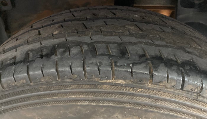 2013 Nissan Terrano XL D THP 110 PS, Diesel, Manual, 1,42,835 km, Left Rear Tyre Tread