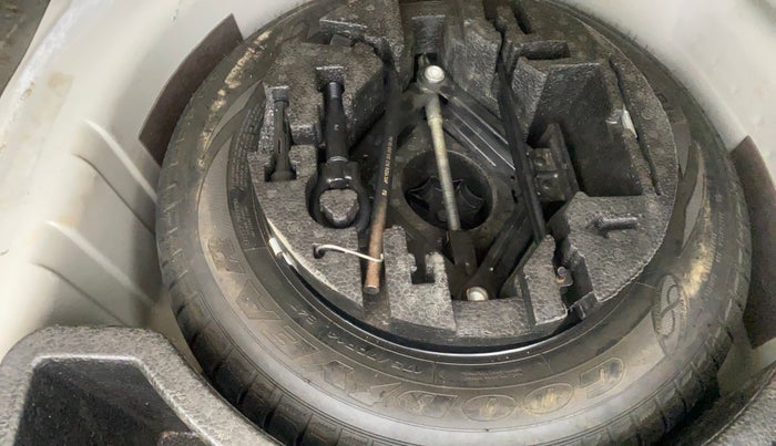 2015 Skoda Rapid AMBITION 1.6 MPI MT, Petrol, Manual, 1,39,151 km, Spare Tyre