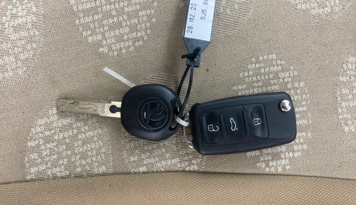 2015 Skoda Rapid AMBITION 1.6 MPI MT, Petrol, Manual, 1,39,151 km, Key Close Up