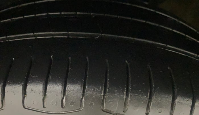 2015 Skoda Rapid AMBITION 1.6 MPI MT, Petrol, Manual, 1,39,151 km, Left Front Tyre Tread