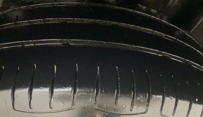 2015 Skoda Rapid AMBITION 1.6 MPI MT, Petrol, Manual, 1,39,151 km, Left Rear Tyre Tread