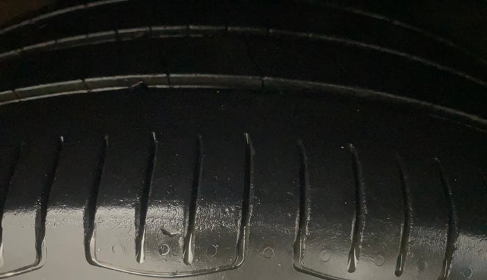 2015 Skoda Rapid AMBITION 1.6 MPI MT, Petrol, Manual, 1,39,151 km, Right Front Tyre Tread