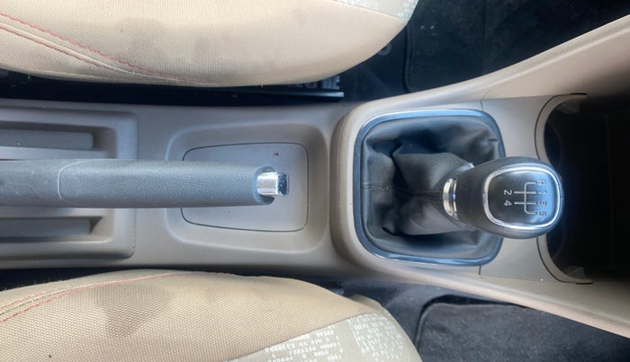 2015 Skoda Rapid AMBITION 1.6 MPI MT, Petrol, Manual, 1,39,151 km, Gear Lever