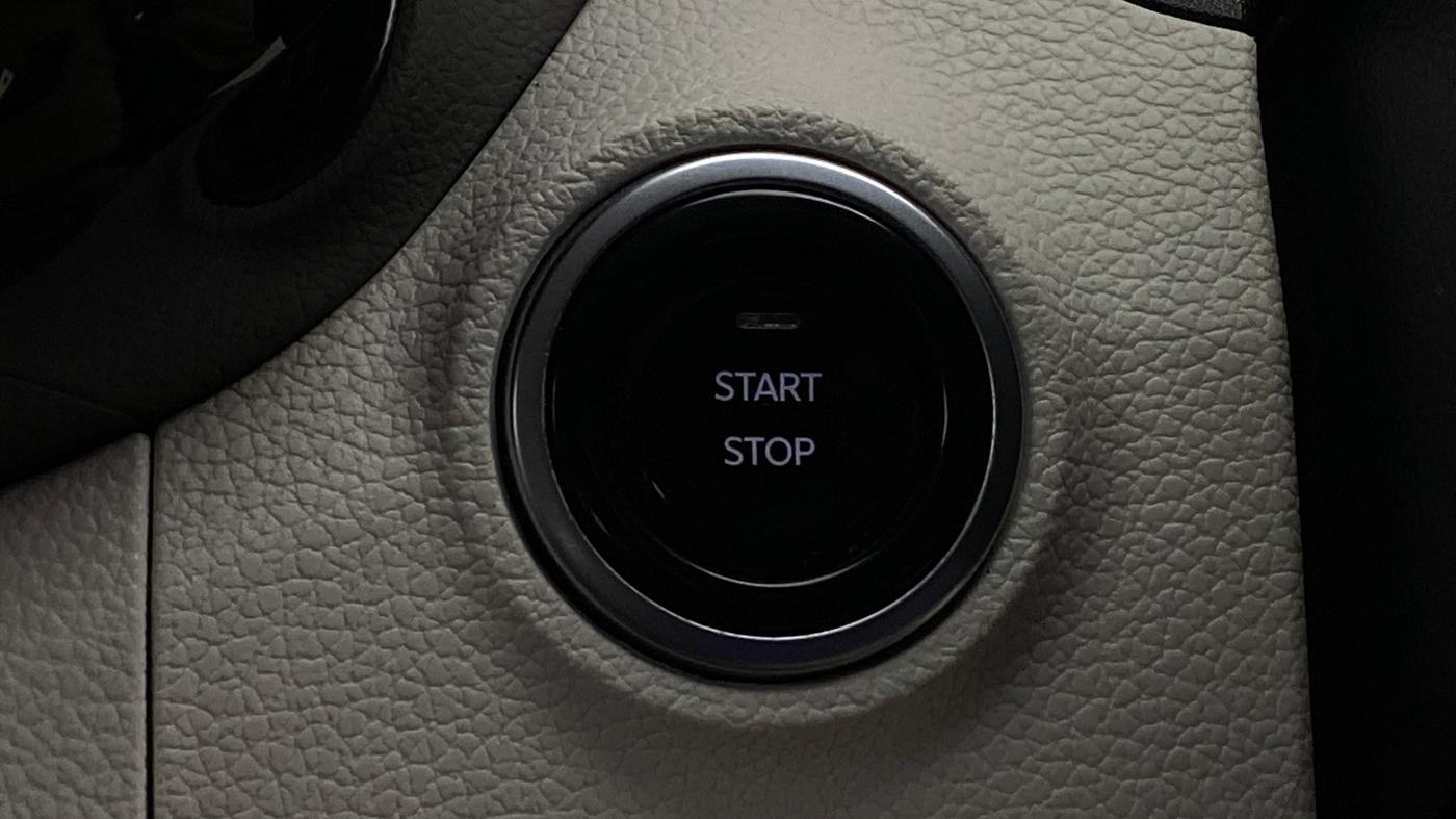 2024 Mahindra XUV 3XO AX5 1.2 L TCMPFI AT, Petrol, Automatic, 16,424 km, Keyless Start/ Stop Button