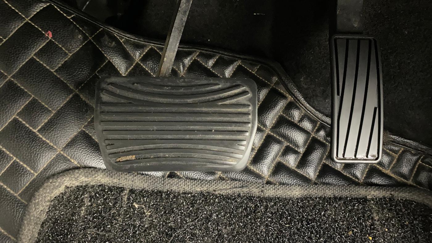 2024 Mahindra XUV 3XO AX5 1.2 L TCMPFI AT, Petrol, Automatic, 16,424 km, Pedals