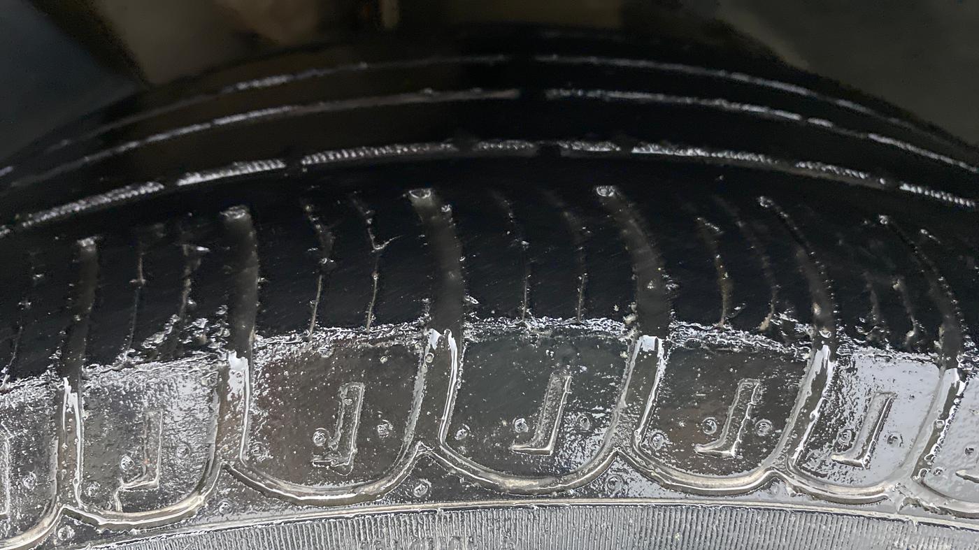 2015 Mahindra XUV500 W10 FWD, Diesel, Manual, 44,065 km, Left Front Tyre Tread
