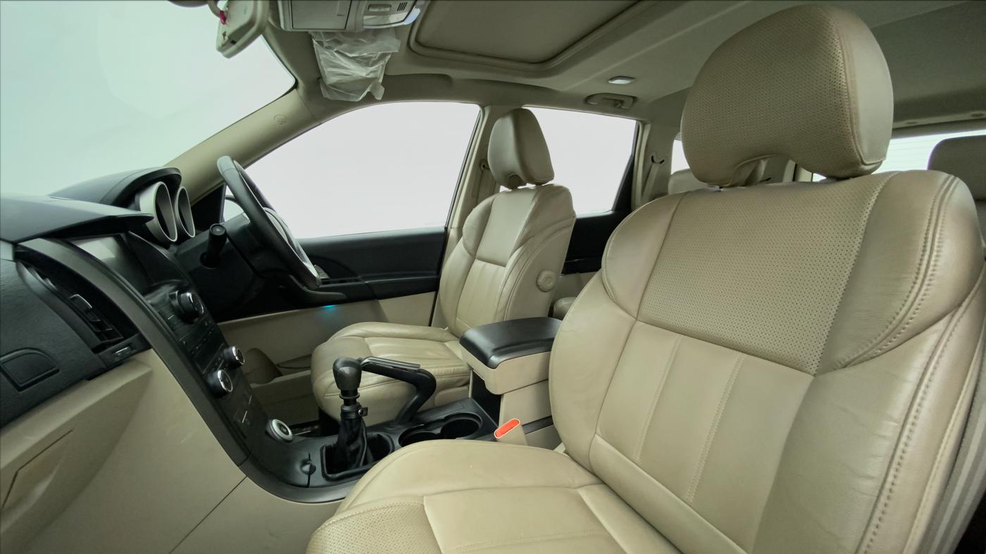 2015 Mahindra XUV500 W10 FWD, Diesel, Manual, 44,065 km, Right Side Front Door Cabin
