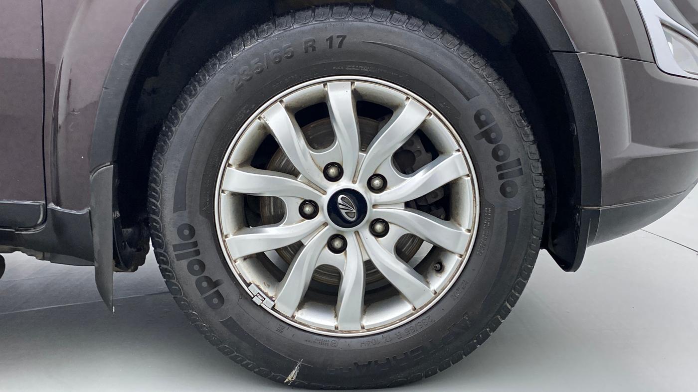2015 Mahindra XUV500 W10 FWD, Diesel, Manual, 44,065 km, Right Front Wheel