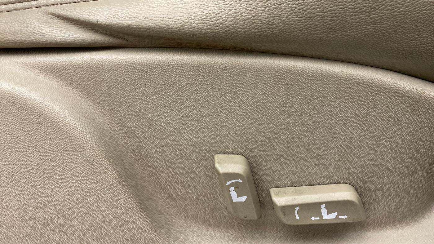 2015 Mahindra XUV500 W10 FWD, Diesel, Manual, 44,065 km, Driver Side Adjustment Panel