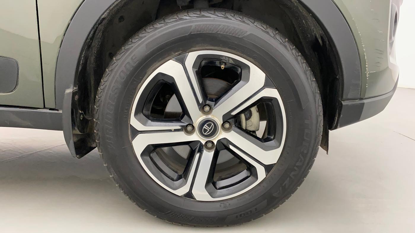 2022 Tata NEXON XZA PLUS (O) DIESEL DUAL TONE, Diesel, Automatic, 24,980 km, Right Front Wheel