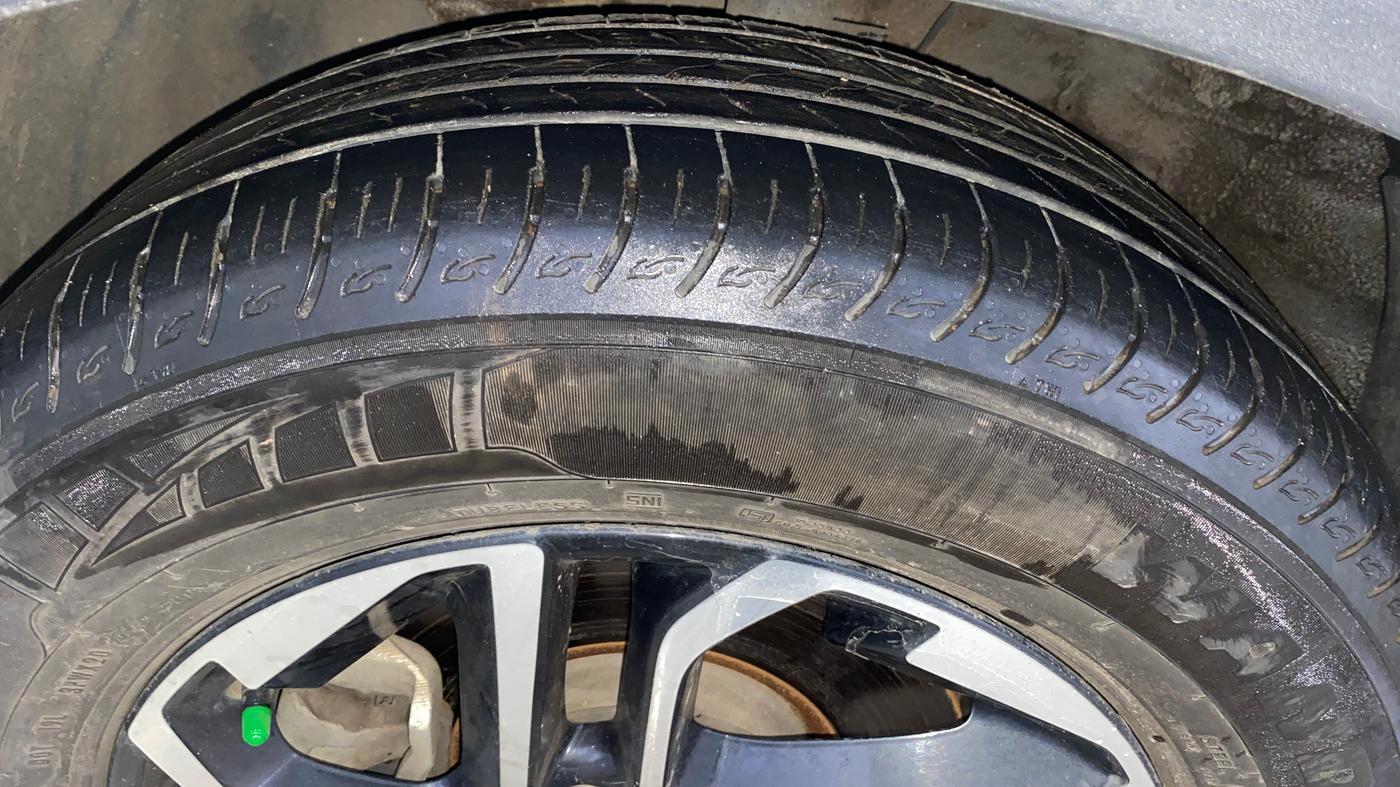 2022 KIA CARENS LUXURY PLUS 1.4 PETROL 6 STR, Petrol, Manual, 74,755 km, Left Front Tyre Tread