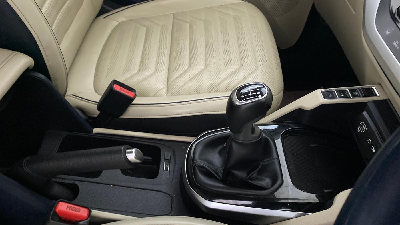 2022 KIA CARENS LUXURY PLUS 1.4 PETROL 6 STR, Petrol, Manual, 74,755 km, Gear Lever