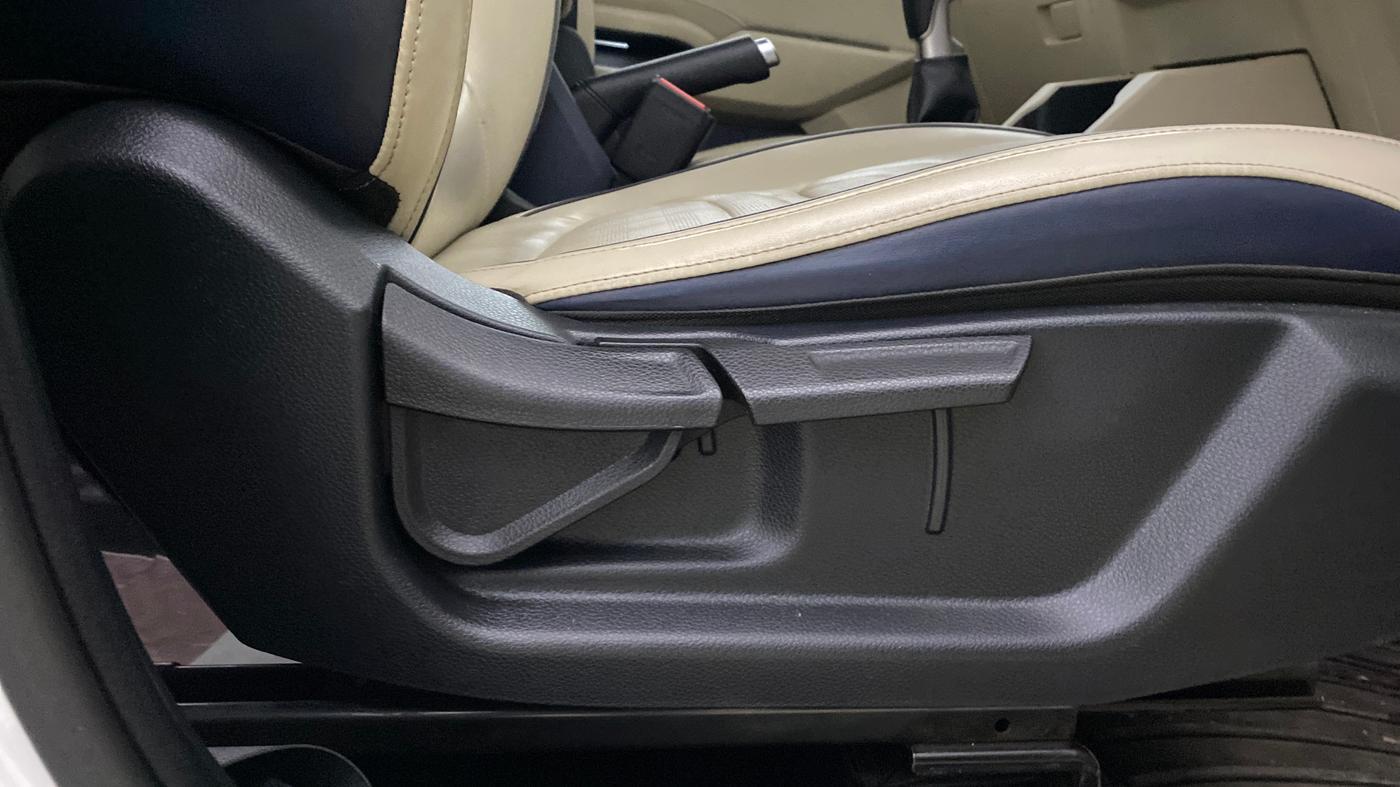 2022 KIA CARENS LUXURY PLUS 1.4 PETROL 6 STR, Petrol, Manual, 74,755 km, Driver Side Adjustment Panel