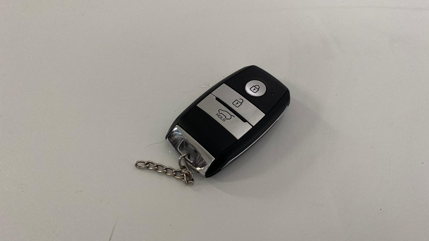 2022 KIA CARENS LUXURY PLUS 1.4 PETROL 6 STR, Petrol, Manual, 74,755 km, Key Close Up