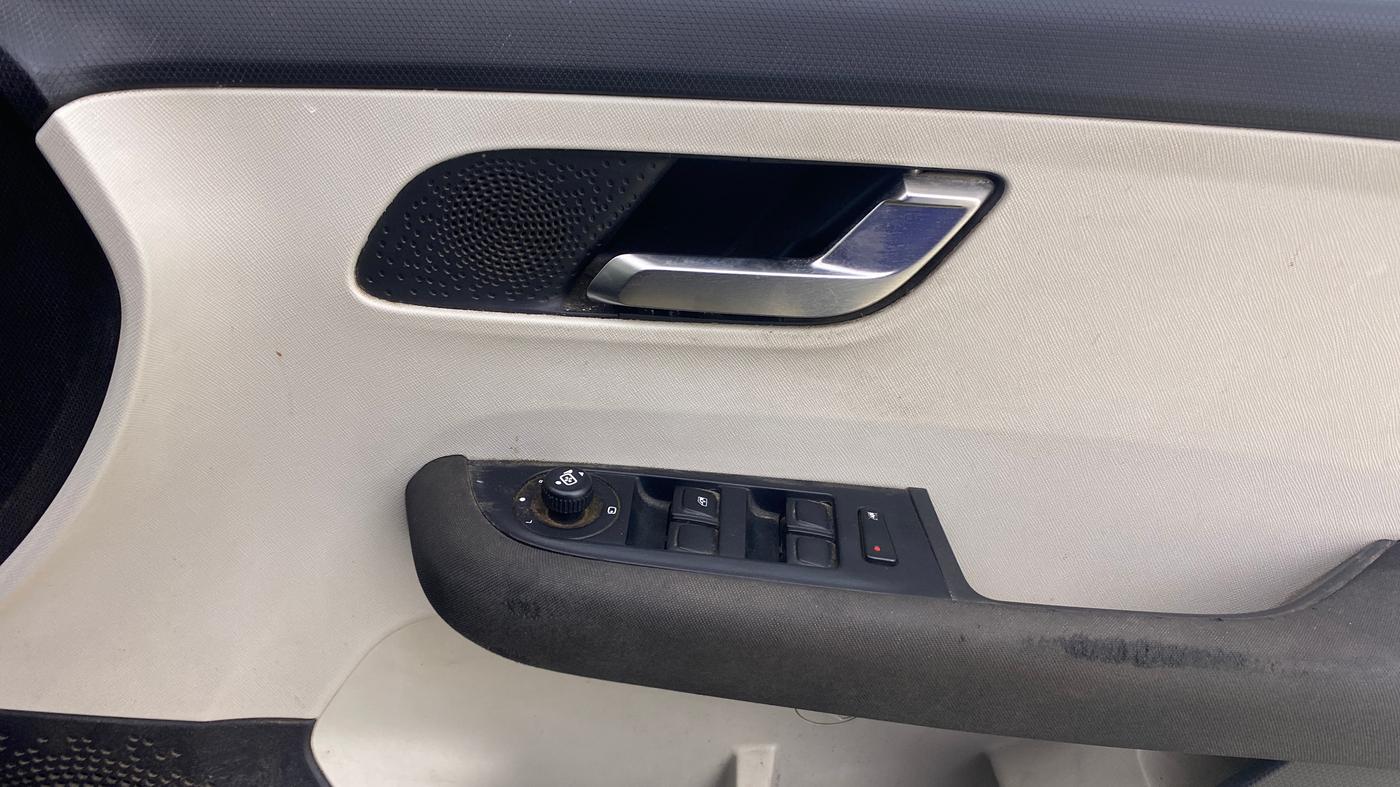 2021 Tata ALTROZ XZ DIESEL, Diesel, Manual, 60,573 km, Driver Side Door Panels Control