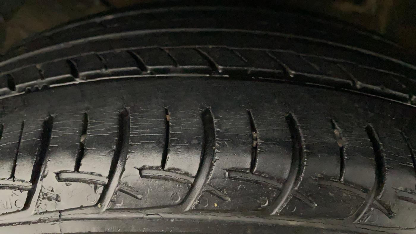 2017 Maruti Baleno DELTA PETROL 1.2, Petrol, Manual, 46,535 km, Left Front Tyre Tread