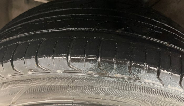 2016 Maruti Baleno DELTA PETROL 1.2, Petrol, Manual, 1,01,471 km, Left Front Tyre Tread