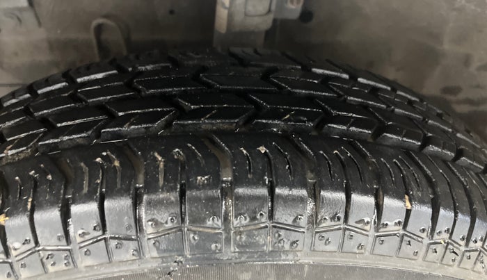 2016 Maruti Swift LXI (O), Petrol, Manual, 66,119 km, Left Front Tyre Tread