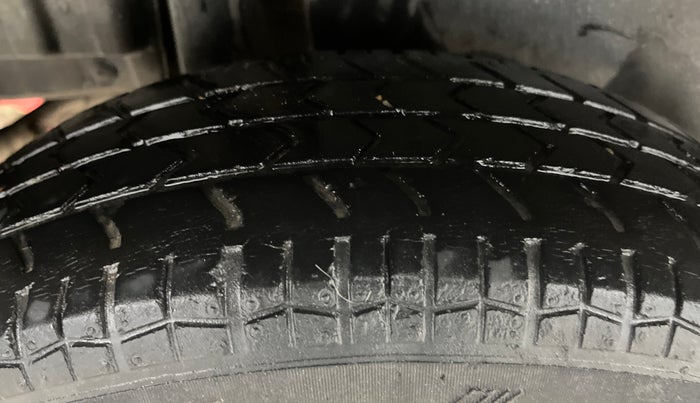 2016 Maruti Swift LXI (O), Petrol, Manual, 66,119 km, Right Rear Tyre Tread