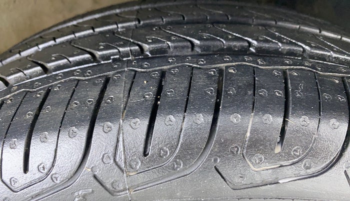 2017 Maruti IGNIS DELTA 1.2 K12 AMT, CNG, Automatic, 68,705 km, Right Front Tyre Tread