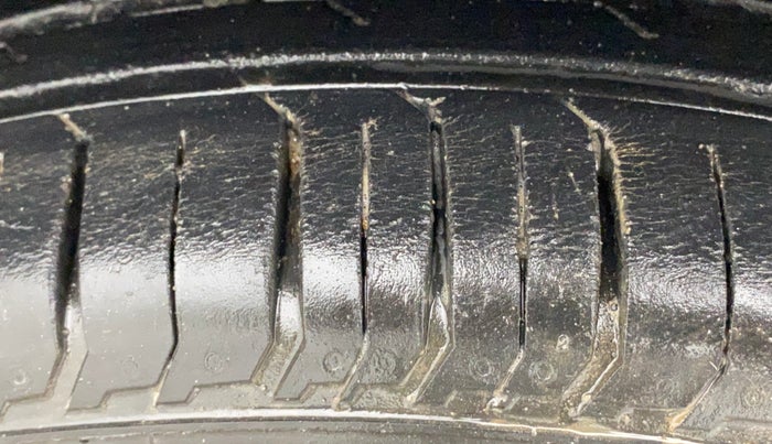 2014 Maruti Swift Dzire ZXI, Petrol, Manual, 1,00,618 km, Left Front Tyre Tread