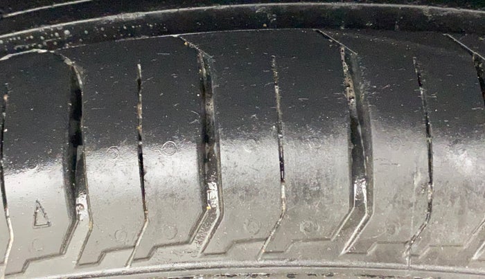 2014 Maruti Swift Dzire ZXI, Petrol, Manual, 1,00,618 km, Left Rear Tyre Tread