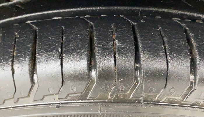 2014 Maruti Swift Dzire ZXI, Petrol, Manual, 1,00,618 km, Right Front Tyre Tread