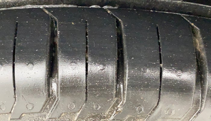 2014 Maruti Swift Dzire ZXI, Petrol, Manual, 1,00,618 km, Right Rear Tyre Tread