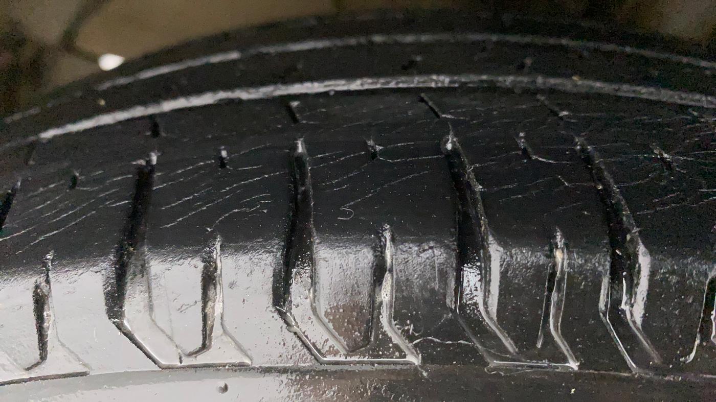 2017 Maruti Dzire VXI, Petrol, Manual, 33,052 km, Left Front Tyre Tread