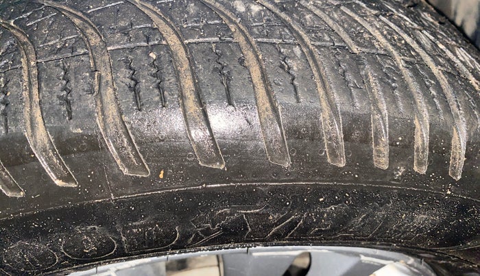 2022 Maruti Ciaz DELTA 1.5 SHVS MT PETROL, Petrol, Manual, 69,755 km, Right Front Tyre Tread