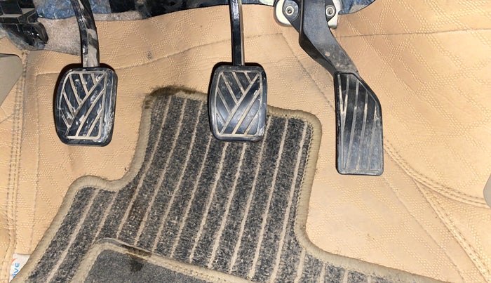 2022 Maruti Ciaz DELTA 1.5 SHVS MT PETROL, Petrol, Manual, 69,755 km, Pedals