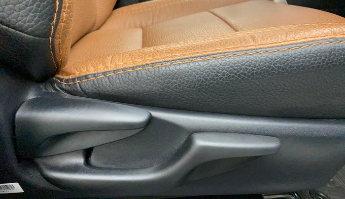 2022 Toyota Innova Crysta 2.7 GX 7 STR MT, Petrol, Manual, 4,310 km, Driver Side Adjustment Panel