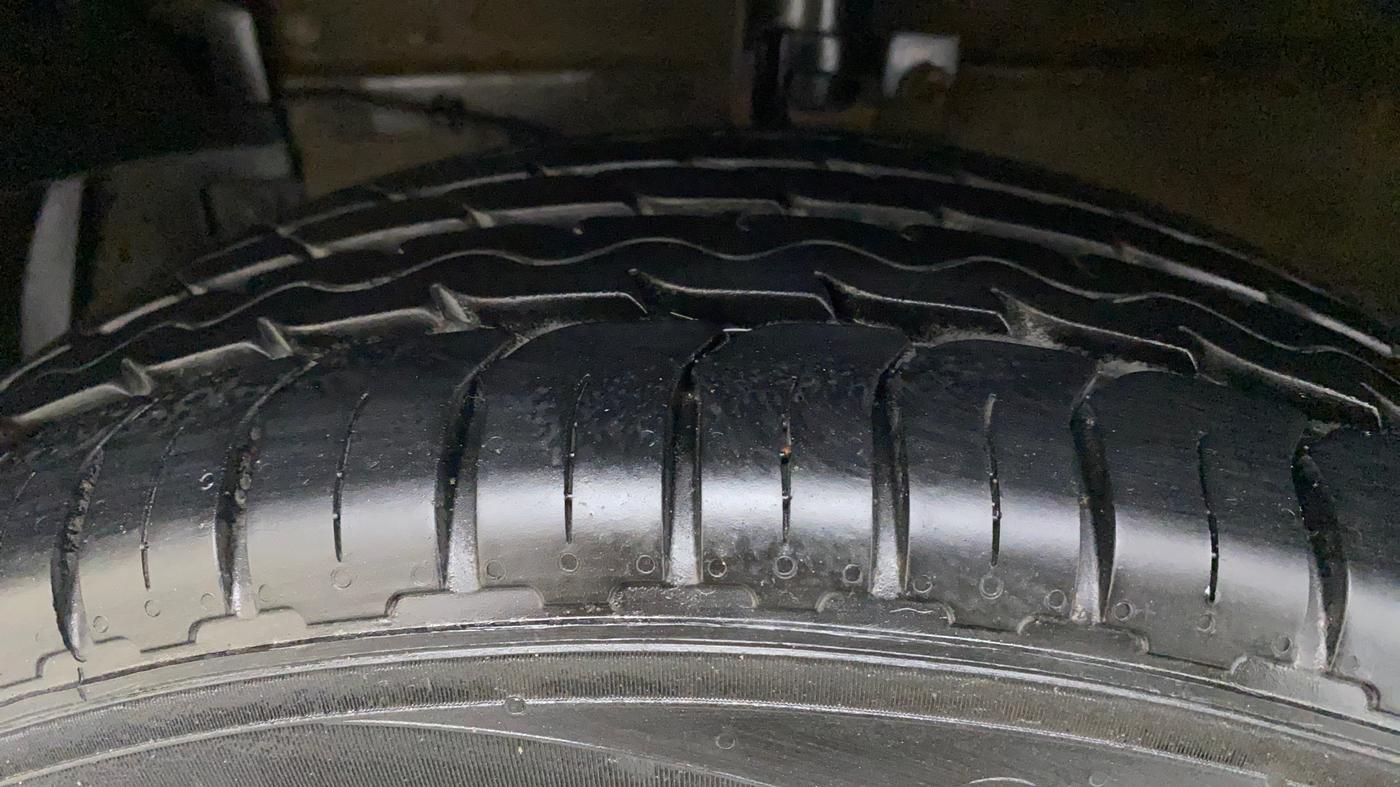 2018 Maruti Ciaz DELTA 1.4 MT PETROL, Petrol, Manual, 70,248 km, Left Front Tyre Tread