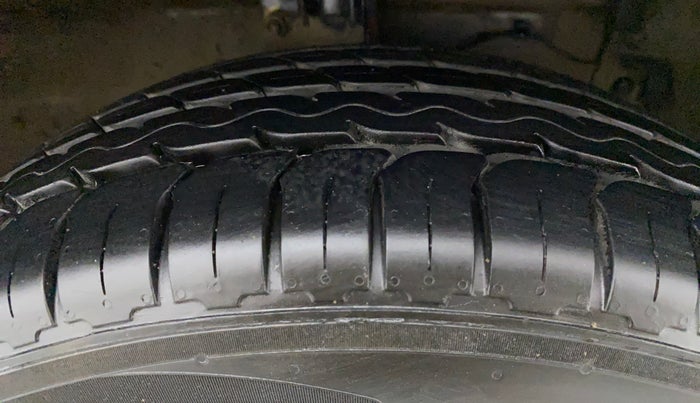 2018 Maruti Ciaz DELTA 1.4 MT PETROL, Petrol, Manual, 70,248 km, Right Front Tyre Tread