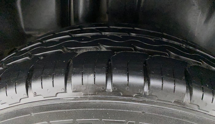 2018 Maruti Ciaz DELTA 1.4 MT PETROL, Petrol, Manual, 70,248 km, Right Rear Tyre Tread