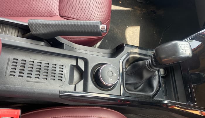 2024 Tata Curvv Accomplished S 1.2 Petrol 6MT, Petrol, Manual, 2,402 km, Gear Lever