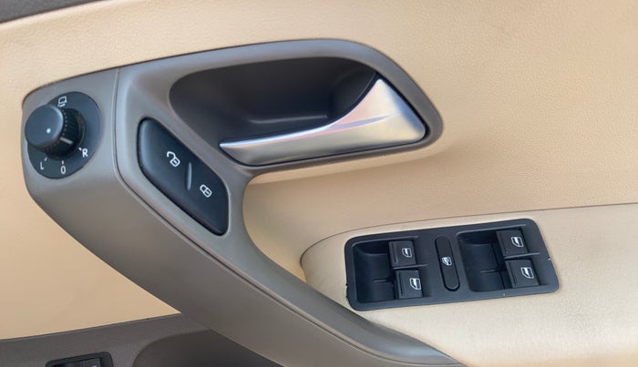 2016 Volkswagen Vento HIGHLINE PETROL AT, Petrol, Automatic, 56,035 km, Driver Side Door Panels Control