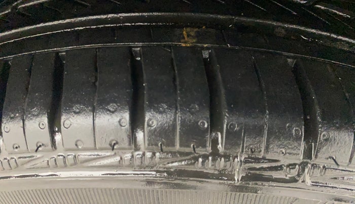 2016 Volkswagen Vento HIGHLINE PETROL AT, Petrol, Automatic, 56,035 km, Right Front Tyre Tread