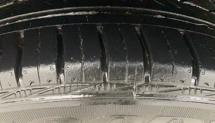 2016 Volkswagen Vento HIGHLINE PETROL AT, Petrol, Automatic, 56,035 km, Right Rear Tyre Tread