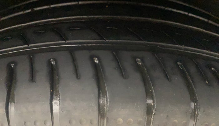 2014 Ford Ecosport TITANIUM 1.5L PETROL AT, Petrol, Automatic, 1,00,253 km, Right Rear Tyre Tread