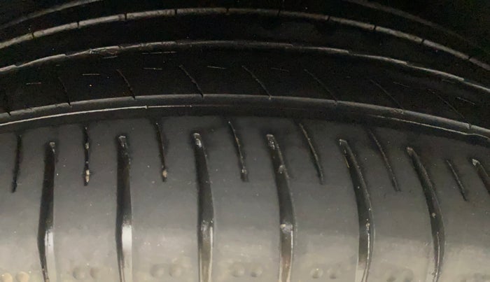 2014 Ford Ecosport TITANIUM 1.5L PETROL AT, Petrol, Automatic, 1,00,253 km, Left Rear Tyre Tread