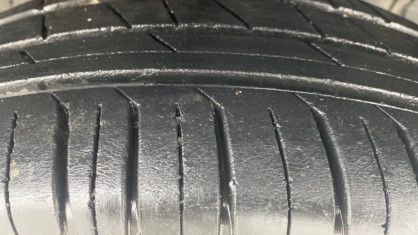 2024 Tata PUNCH ADVENTURE RHYTHM PACK AMT, Petrol, Automatic, 22,360 km, Right Front Tyre Tread