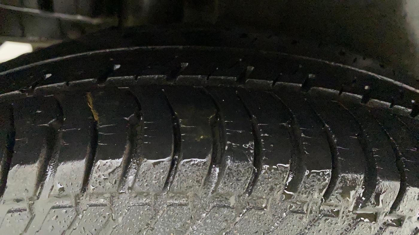 2014 Maruti Swift VXI, Petrol, Manual, 42,237 km, Right Rear Tyre Tread