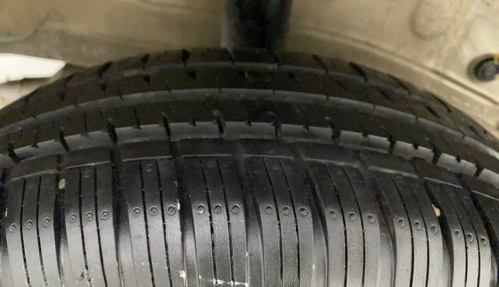 2011 Toyota Etios Liva G, Petrol, Manual, 51,539 km, Right Rear Tyre Tread